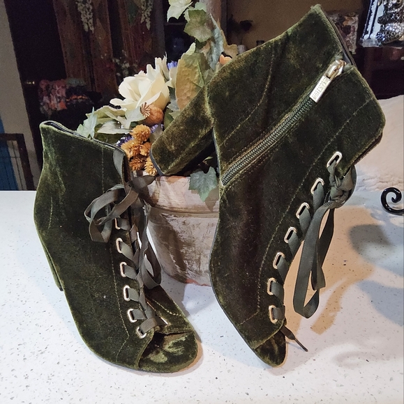 Kenneth Cole VELVET Green ANKLE Granny Boots - Picture 1 of 5